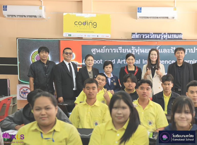 Sesao Kalasin ,Director venue to provide encouragement to the athletes E-Sport at Kamalasai school